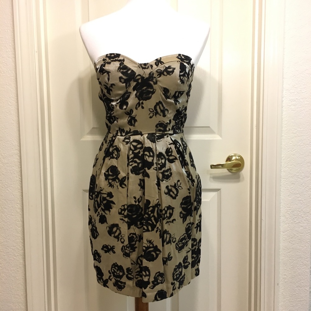 🚨 gave away 🚨☕️ Golden Black Rose Dress